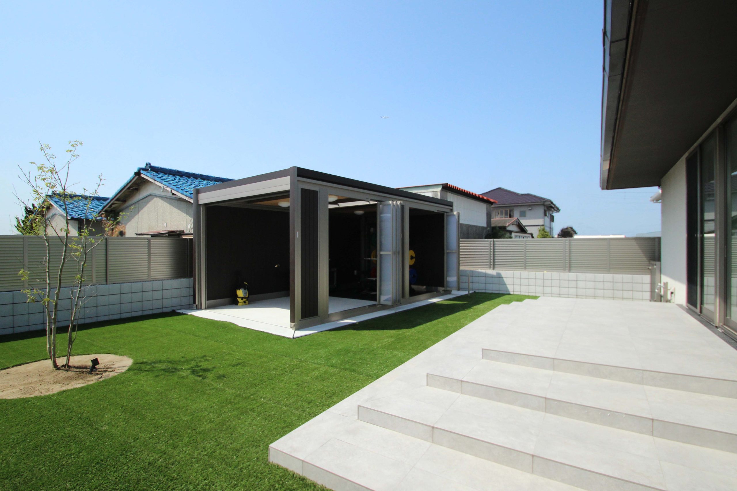 木更津市。<br>ワイドなテラスから繋ぐアウタージム。<br>ターフヤードへ流れるパレットフロア。<br>陽射しと風を楽しむ贅沢な趣の時。5